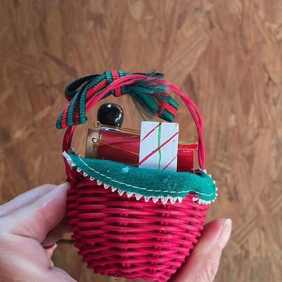 Vtg red basket of Christmas toys wind up music box - Picture 4 of 7